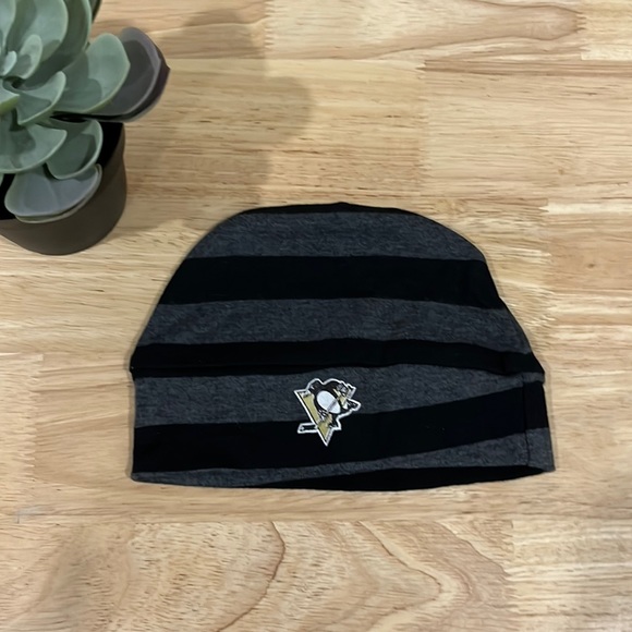 NHL | Pittsburgh Penguins Newborn Hat - Picture 1 of 2